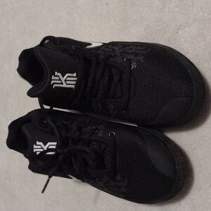 Boys Nike sneakers Keyrie 11 size 4.5
